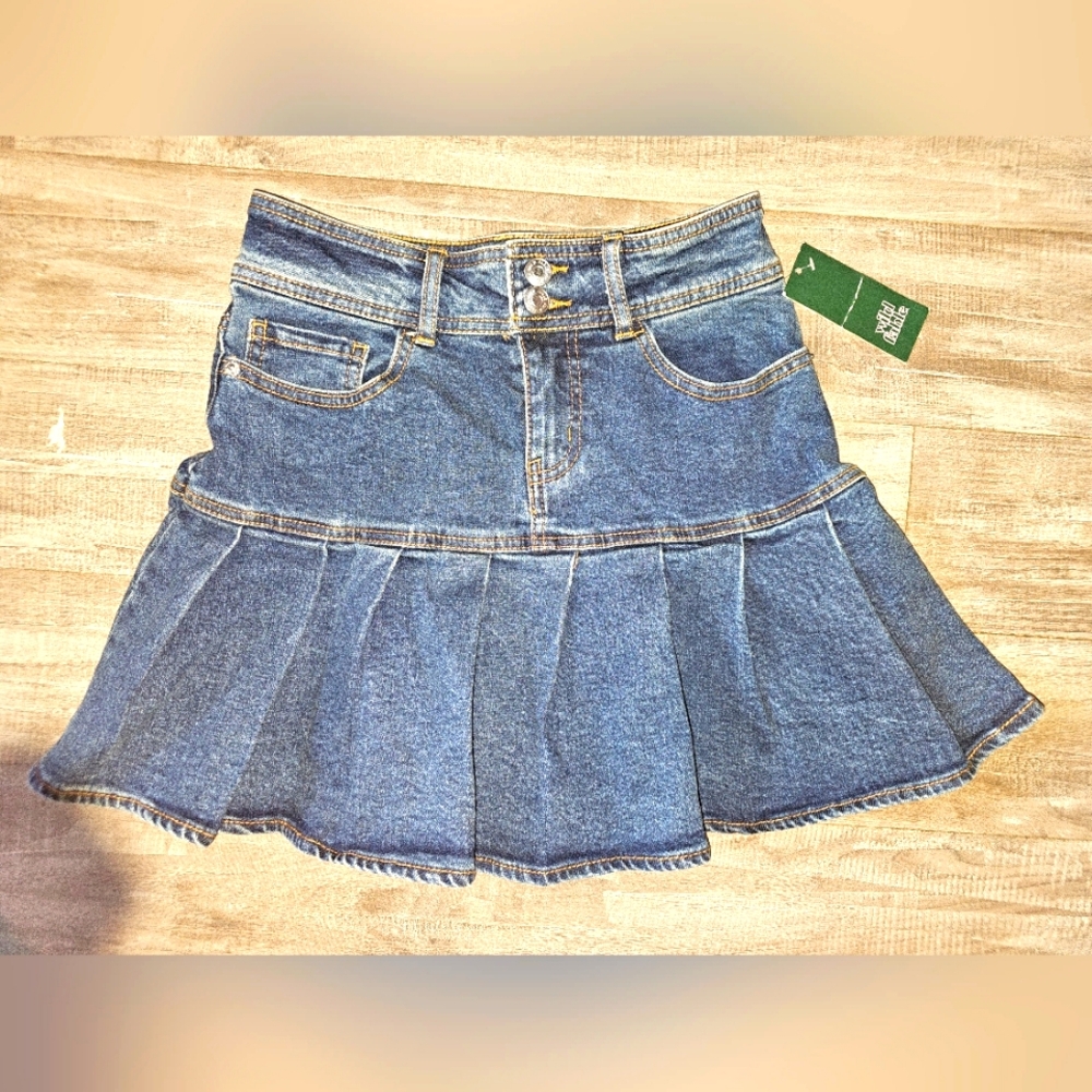 NWT Wild Fable Pleated Jean Skirt sz 2, never worn in perfect condition